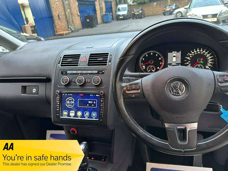 A 2014 VOLKSWAGEN TOURAN SE A 2014 VOLKSWAGEN TOURAN SE