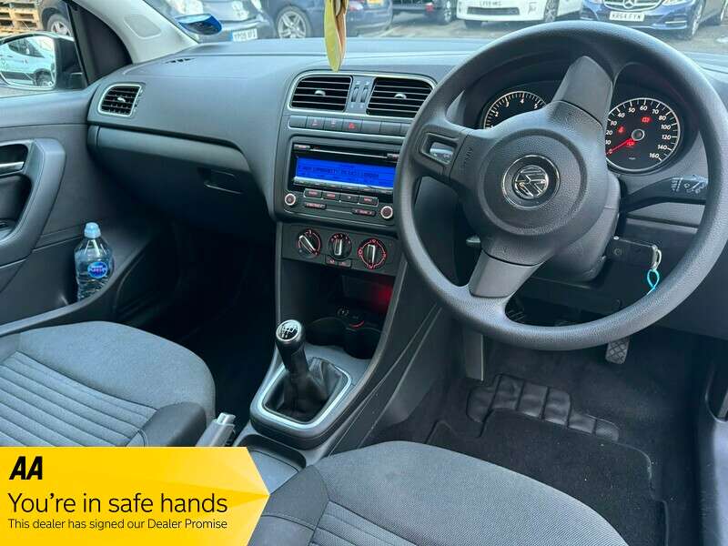 A 2011 VOLKSWAGEN POLO SE A 2011 VOLKSWAGEN POLO SE