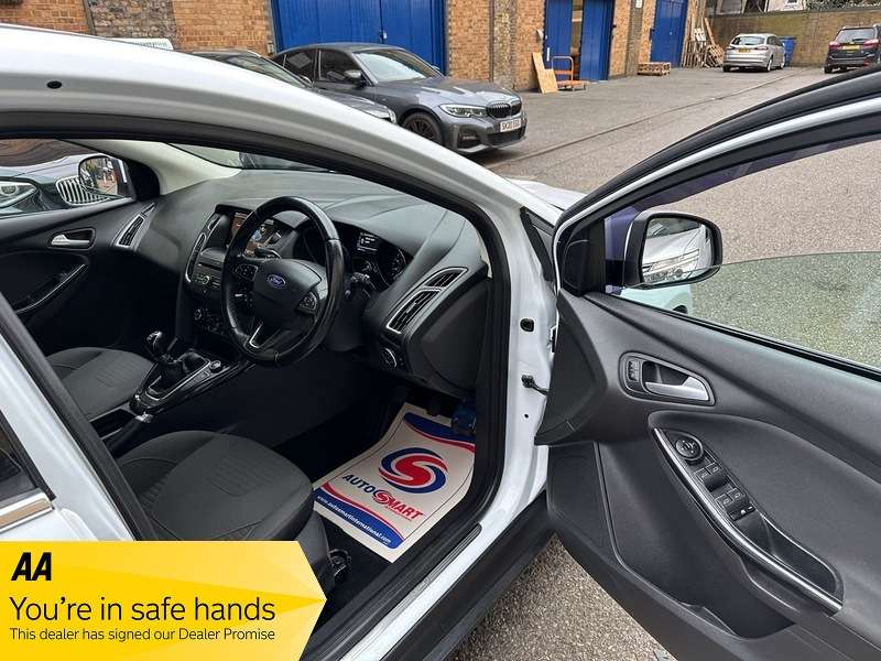 A 2016 FORD FOCUS TITANIUM A 2016 FORD FOCUS TITANIUM