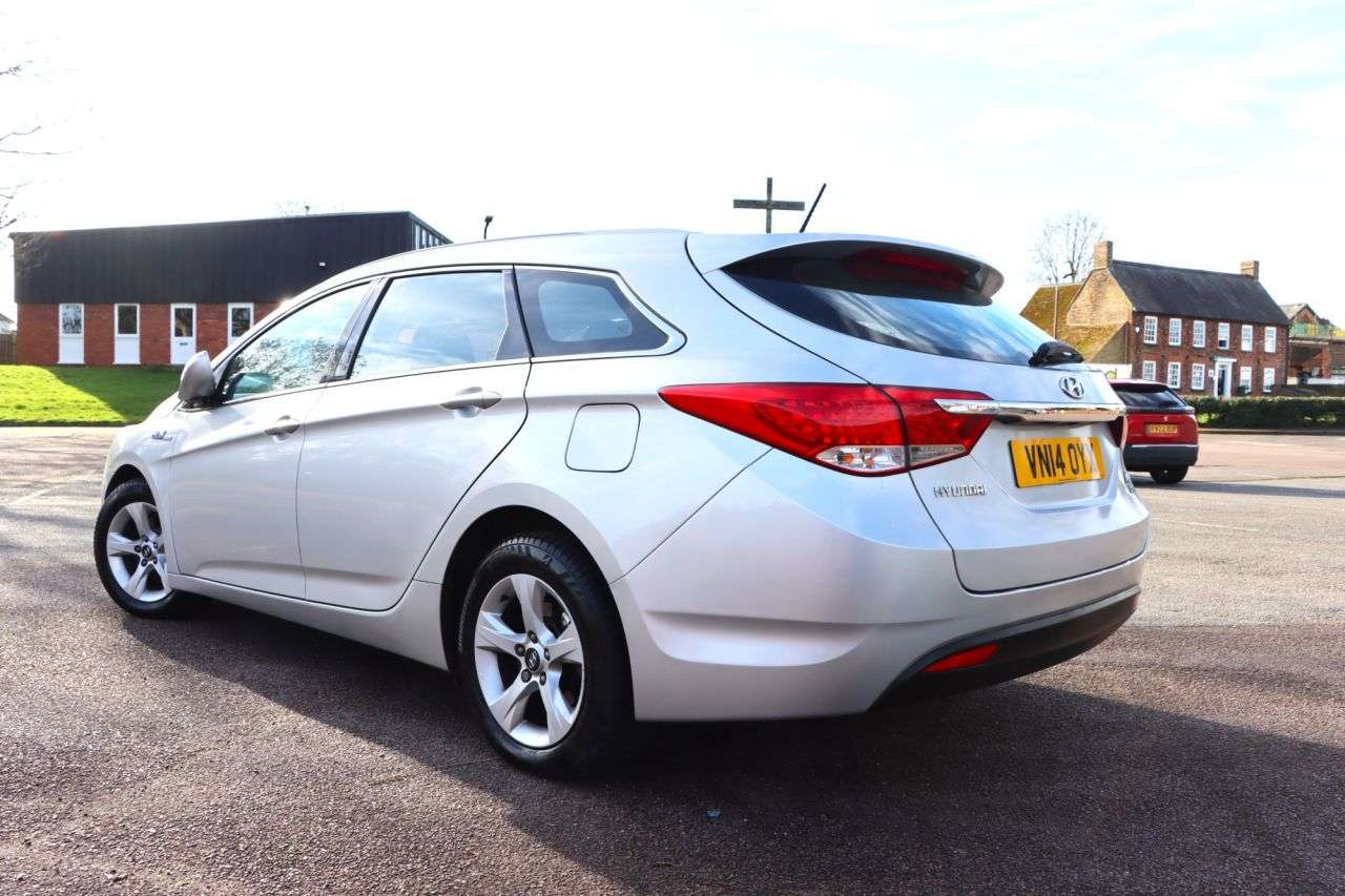 A 2014 HYUNDAI I40 1.7 CRDi Blue Drive Active Estate 5dr Diesel Manual Euro 5 (s/s) (115 ps) J A 2014 HYUNDAI I40 1.7 CRDi Blue Drive Active Estate 5dr Diesel Manual Euro 5 (s/s) (115 ps) J