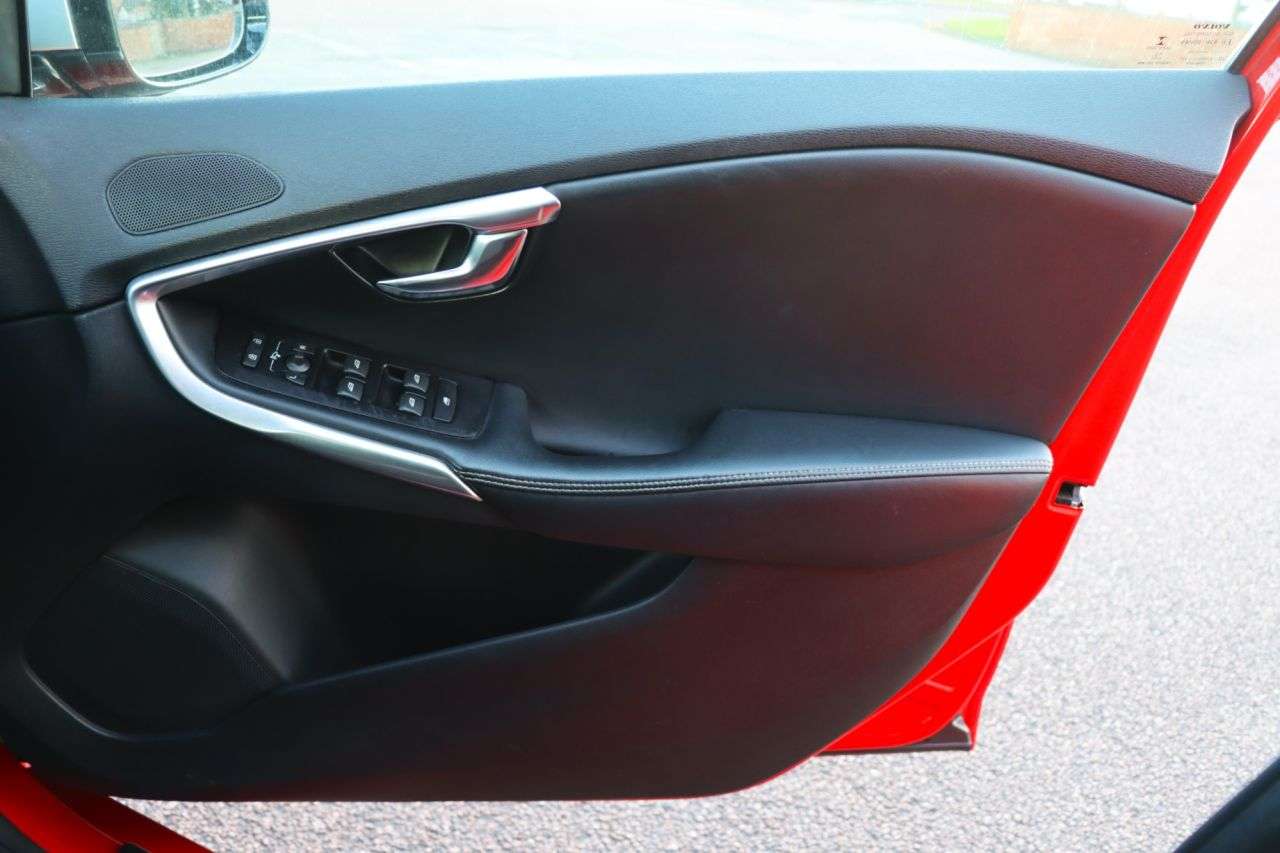 2014 VOLVO V40 2014 VOLVO V40