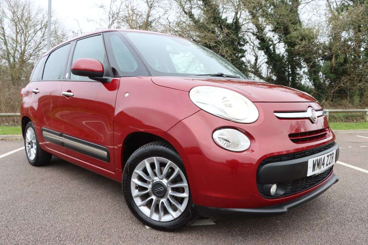 A 2014 FIAT 500L 1.6 MultiJet Lounge MPW 5dr Diesel Manual Euro 5 (s/s) (105 bhp) Just Servi A 2014 FIAT 500L 1.6 MultiJet Lounge MPW 5dr Diesel Manual Euro 5 (s/s) (105 bhp) Just Servi