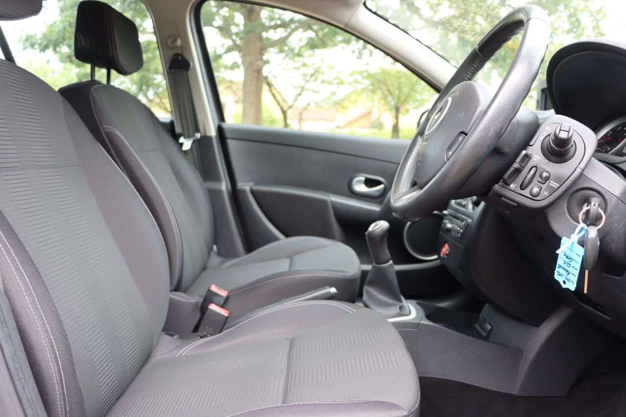2011 RENAULT CLIO 2011 RENAULT CLIO