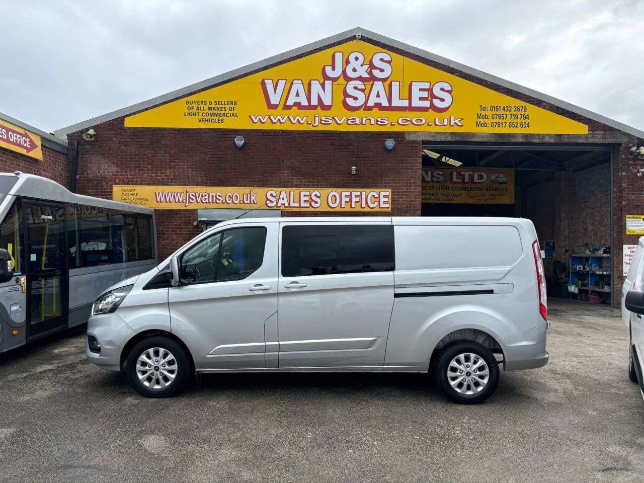 A 2022 FORD TRANSIT CUSTOM £18995 + VAT COMBI CREWVAN L2 LTD 33000 MLS A 2022 FORD TRANSIT CUSTOM £18995 + VAT COMBI CREWVAN L2 LTD 33000 MLS