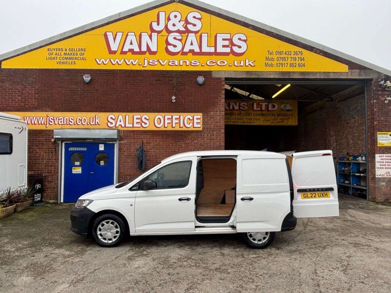 A 2022 VOLKSWAGEN CADDY 2.0 TDI C20 Commerce Panel Van 5dr Diesel Euro 6 1 OWNER F.S.H A 2022 VOLKSWAGEN CADDY 2.0 TDI C20 Commerce Panel Van 5dr Diesel Euro 6 1 OWNER F.S.H