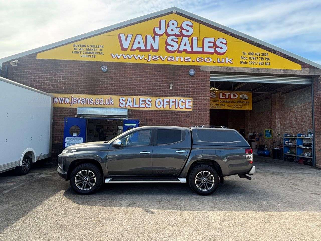 A 2020 MITSUBISHI L200 2.2 DI-D DC Warrior Pickup Double Cab 4dr Diesel Manual 4WD Euro 6 (s/s) (1 A 2020 MITSUBISHI L200 2.2 DI-D DC Warrior Pickup Double Cab 4dr Diesel Manual 4WD Euro 6 (s/s) (1