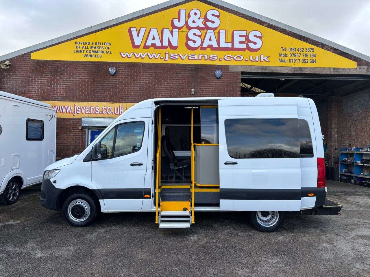 A 2020 MERCEDES-BENZ SPRINTER 516 CDI MINIBUS WHEEL CHAIR ACEESS TWIN WHEEL AUTO A 2020 MERCEDES-BENZ SPRINTER 516 CDI MINIBUS WHEEL CHAIR ACEESS TWIN WHEEL AUTO