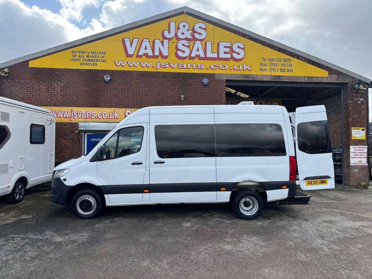 A 2020 MERCEDES-BENZ SPRINTER 516 CDI MINIBUS WHEEL CHAIR ACEESS TWIN WHEEL AUTO A 2020 MERCEDES-BENZ SPRINTER 516 CDI MINIBUS WHEEL CHAIR ACEESS TWIN WHEEL AUTO