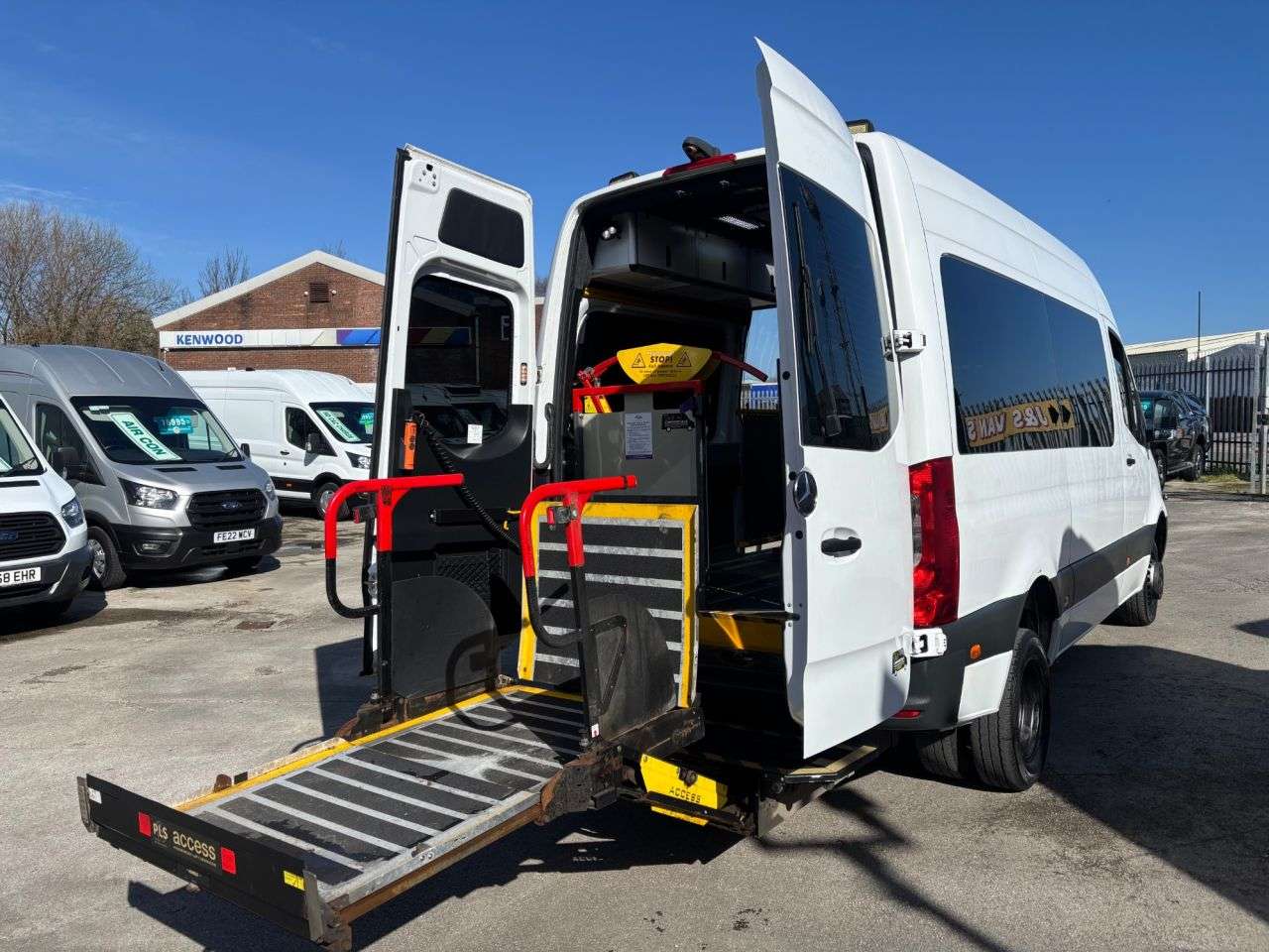 A 2020 MERCEDES-BENZ SPRINTER 516 CDI 160 BHP AUTOMATIC MINIBUS CHAIR LIFT BUS TWIN WHEEL A 2020 MERCEDES-BENZ SPRINTER 516 CDI 160 BHP AUTOMATIC MINIBUS CHAIR LIFT BUS TWIN WHEEL