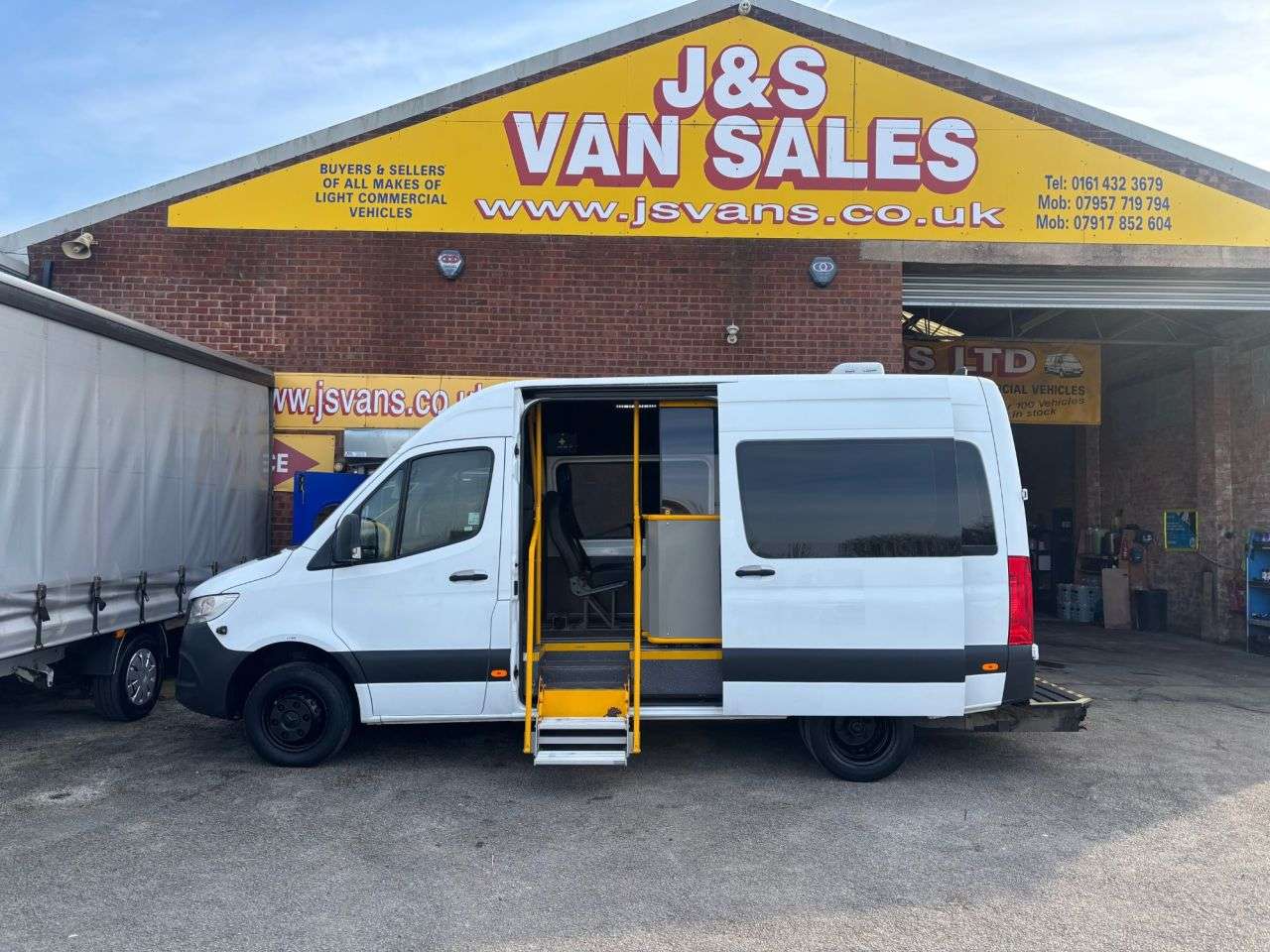 A 2020 MERCEDES-BENZ SPRINTER 516 CDI 160 BHP AUTOMATIC MINIBUS CHAIR LIFT BUS TWIN WHEEL A 2020 MERCEDES-BENZ SPRINTER 516 CDI 160 BHP AUTOMATIC MINIBUS CHAIR LIFT BUS TWIN WHEEL