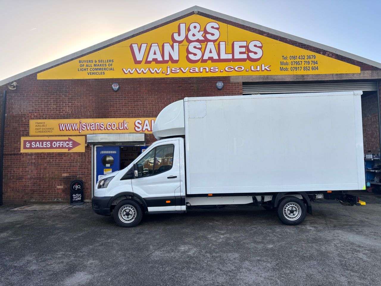 A 2022 FORD TRANSIT 2.0 350 LUTON BOX L4 RWD L4 NEW WET BELT / SERVICE A 2022 FORD TRANSIT 2.0 350 LUTON BOX L4 RWD L4 NEW WET BELT / SERVICE