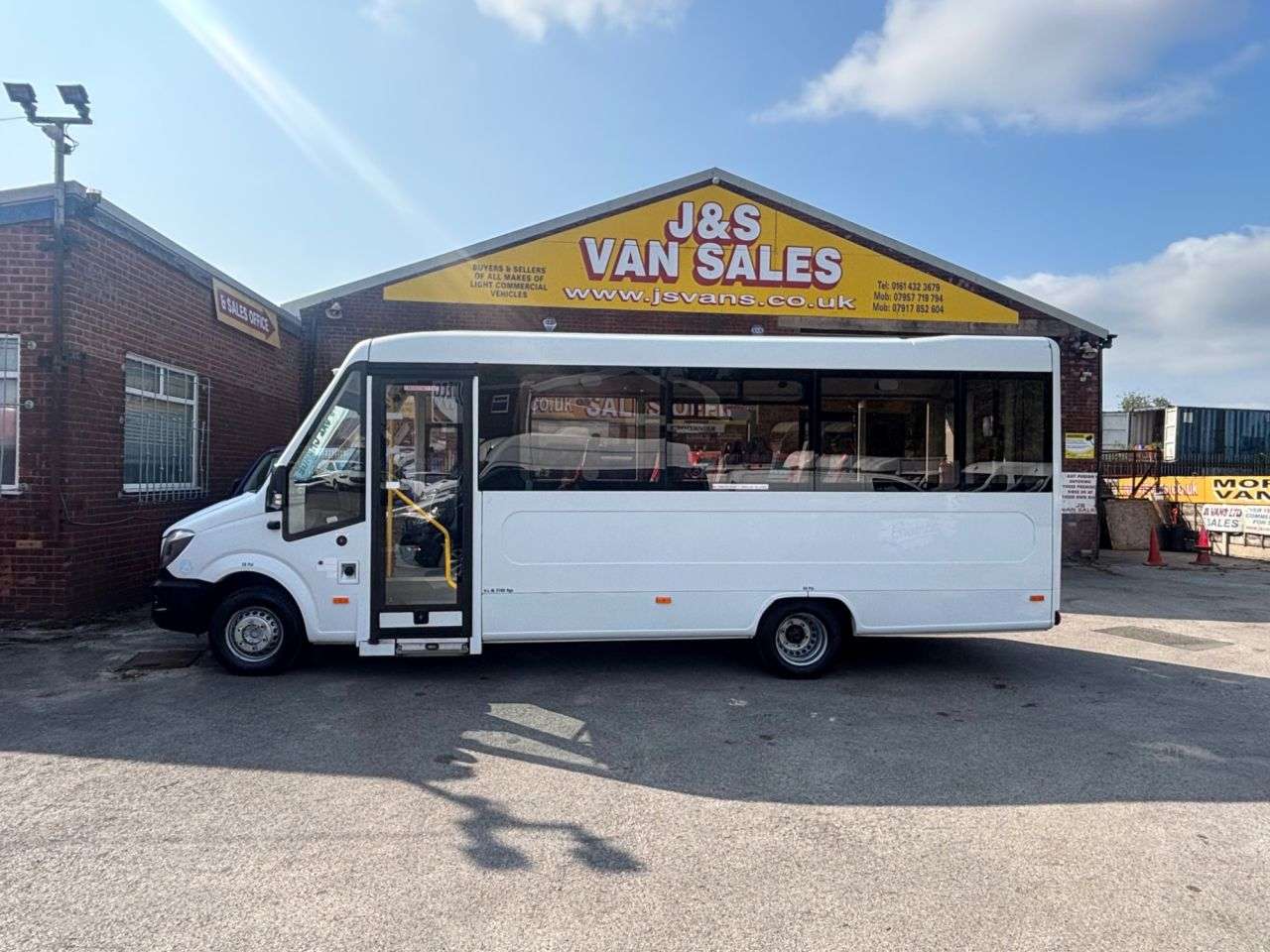 A 2015 MERCEDES-BENZ SPRINTER £18995 + VAT 513 CDI MELLOR MINIBUS AUTOMATIC LOW MLS A 2015 MERCEDES-BENZ SPRINTER £18995 + VAT 513 CDI MELLOR MINIBUS AUTOMATIC LOW MLS