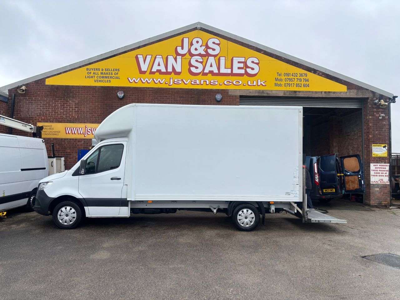 A 2021 MERCEDES-BENZ SPRINTER £12995 + VAT LUTON BOX VAN STOCKPORT / MANCHESTER A 2021 MERCEDES-BENZ SPRINTER £12995 + VAT LUTON BOX VAN STOCKPORT / MANCHESTER