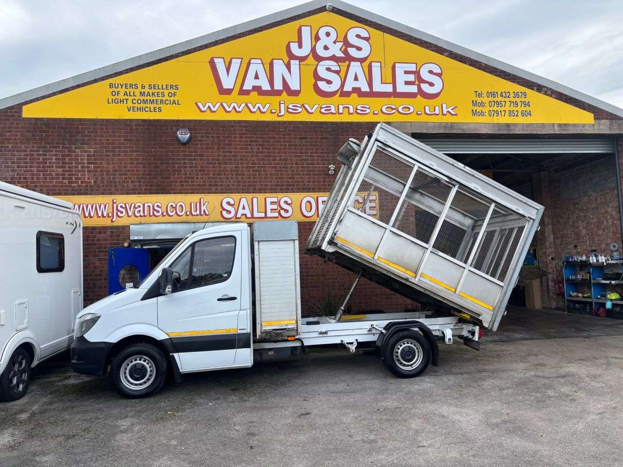 A 2018 MERCEDES-BENZ SPRINTER 2.1 314 CDI Chassis Cab 2dr Diesel Manual RWD L1 (209 g/km, 140 bhp) A 2018 MERCEDES-BENZ SPRINTER 2.1 314 CDI Chassis Cab 2dr Diesel Manual RWD L1 (209 g/km, 140 bhp)