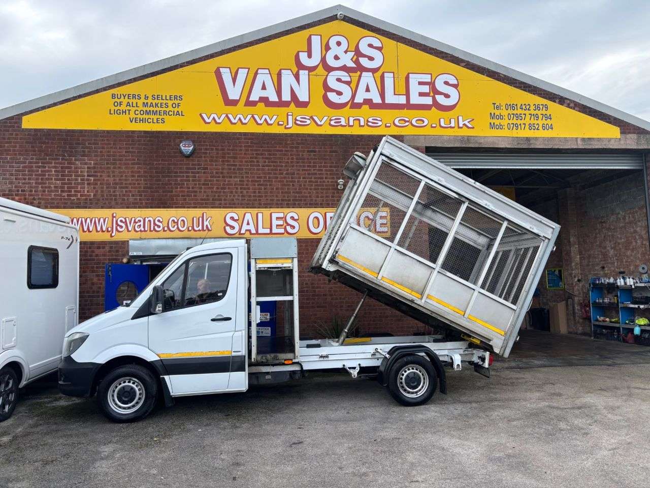 A 2018 MERCEDES-BENZ SPRINTER 2.1 314 CDI Chassis Cab 2dr Diesel Manual RWD L1 (209 g/km, 140 bhp) A 2018 MERCEDES-BENZ SPRINTER 2.1 314 CDI Chassis Cab 2dr Diesel Manual RWD L1 (209 g/km, 140 bhp)