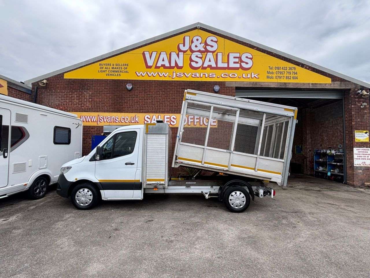 A 2019 MERCEDES-BENZ SPRINTER TIPPER CAGED ALLOY PICK UP L2 Euro 6 (143 ps) A 2019 MERCEDES-BENZ SPRINTER TIPPER CAGED ALLOY PICK UP L2 Euro 6 (143 ps)