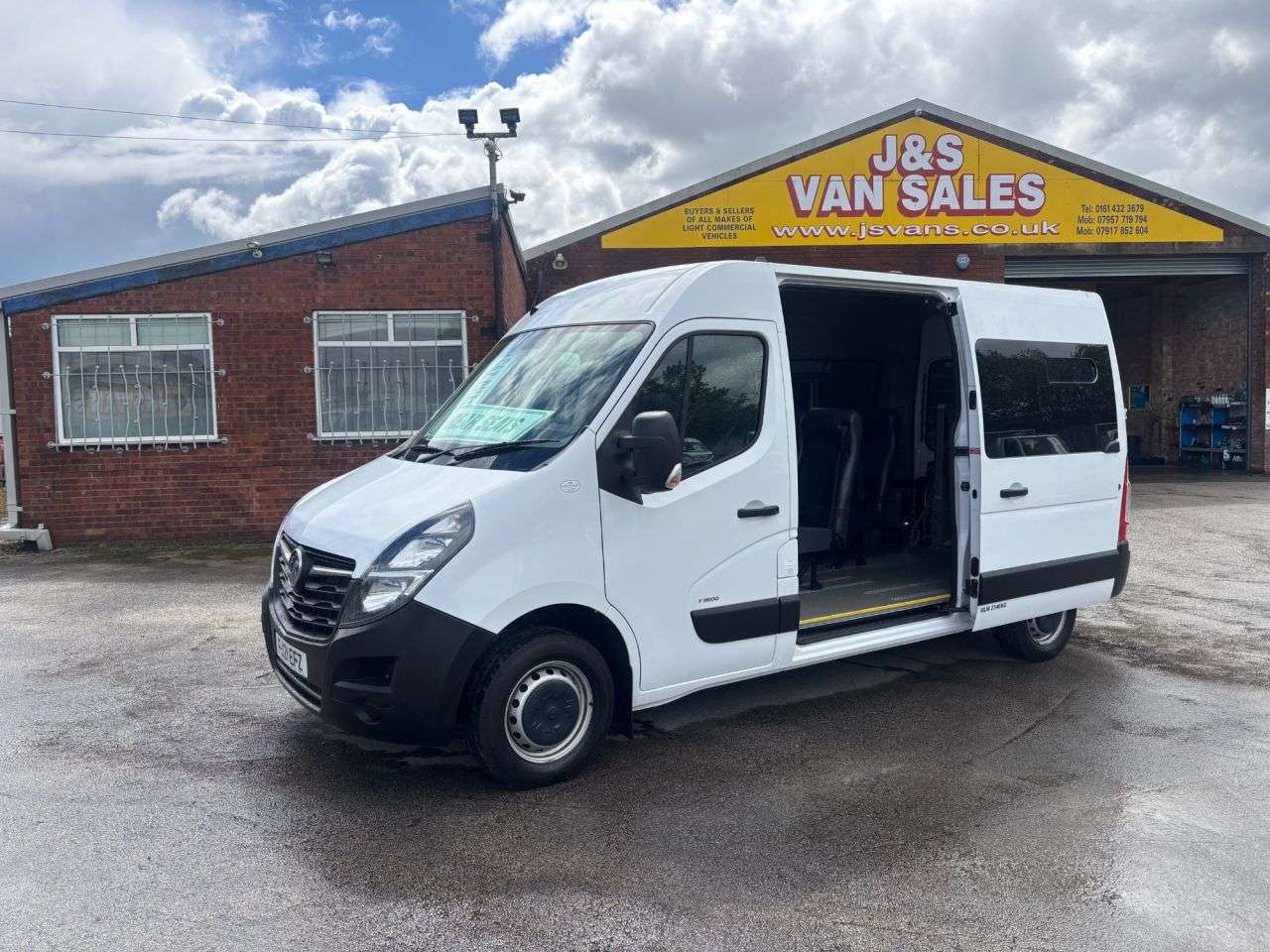 A 2021 VAUXHALL MOVANO MINIBUS EDITION 150 BHP MODEL LOW MLS WHEEL CHAIR LIFT A 2021 VAUXHALL MOVANO MINIBUS EDITION 150 BHP MODEL LOW MLS WHEEL CHAIR LIFT