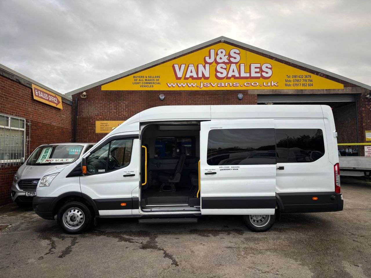 A 2018 FORD TRANSIT NO VAT TO PAY Trend Minibus 5dr Diesel Manual L4 H3 (17 seats) (196 g/km, 1 A 2018 FORD TRANSIT NO VAT TO PAY Trend Minibus 5dr Diesel Manual L4 H3 (17 seats) (196 g/km, 1