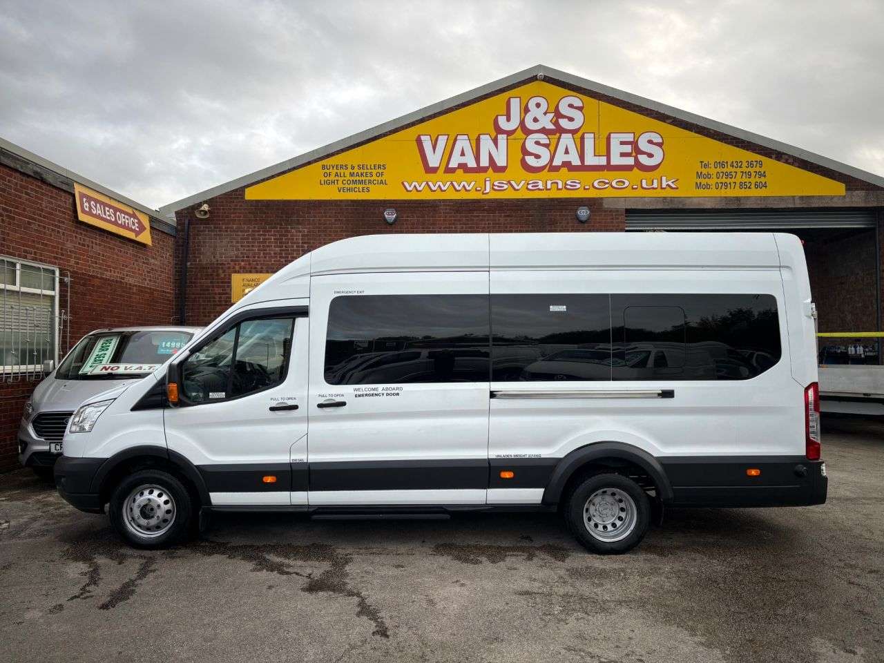 A 2018 FORD TRANSIT NO VAT TO PAY Trend Minibus 5dr Diesel Manual L4 H3 (17 seats) (196 g/km, 1 A 2018 FORD TRANSIT NO VAT TO PAY Trend Minibus 5dr Diesel Manual L4 H3 (17 seats) (196 g/km, 1