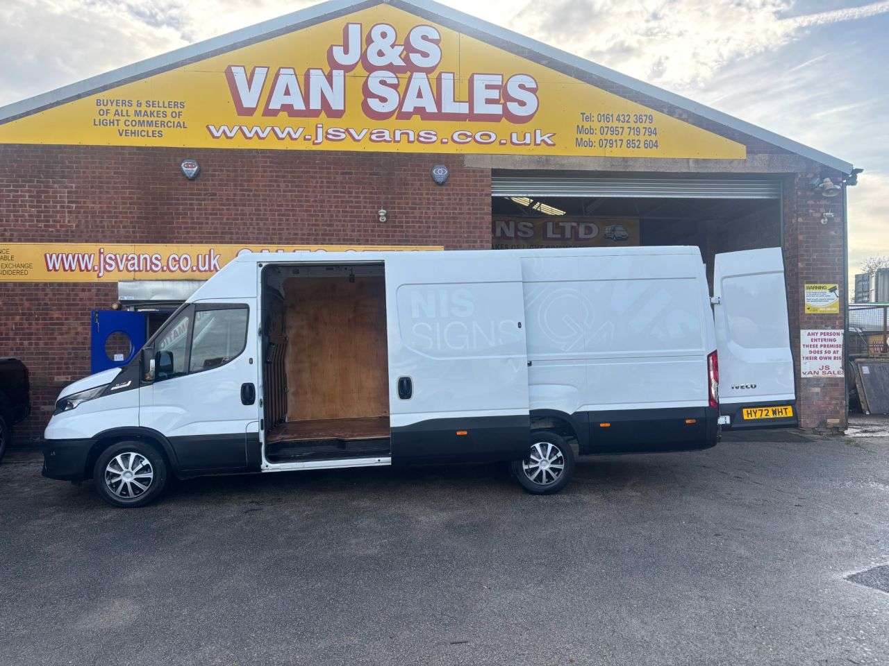 A 2022 IVECO DAILY 2.3D HPI 14V 35S xlwb hi -matic automatic 1 owner lwb hi roof A 2022 IVECO DAILY 2.3D HPI 14V 35S xlwb hi -matic automatic 1 owner lwb hi roof