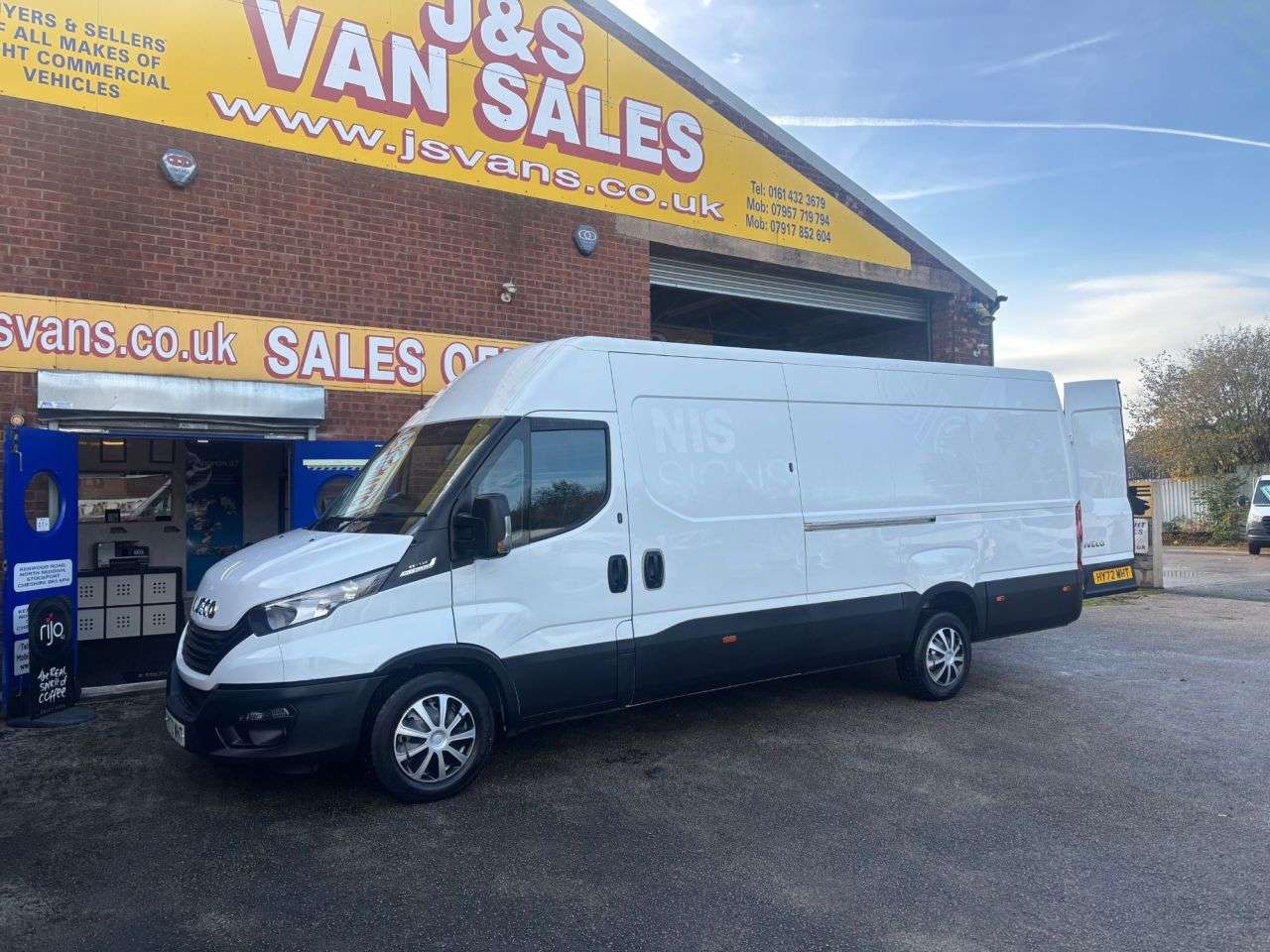 A 2022 IVECO DAILY 2.3D HPI 14V 35S xlwb hi -matic automatic 1 owner lwb hi roof A 2022 IVECO DAILY 2.3D HPI 14V 35S xlwb hi -matic automatic 1 owner lwb hi roof