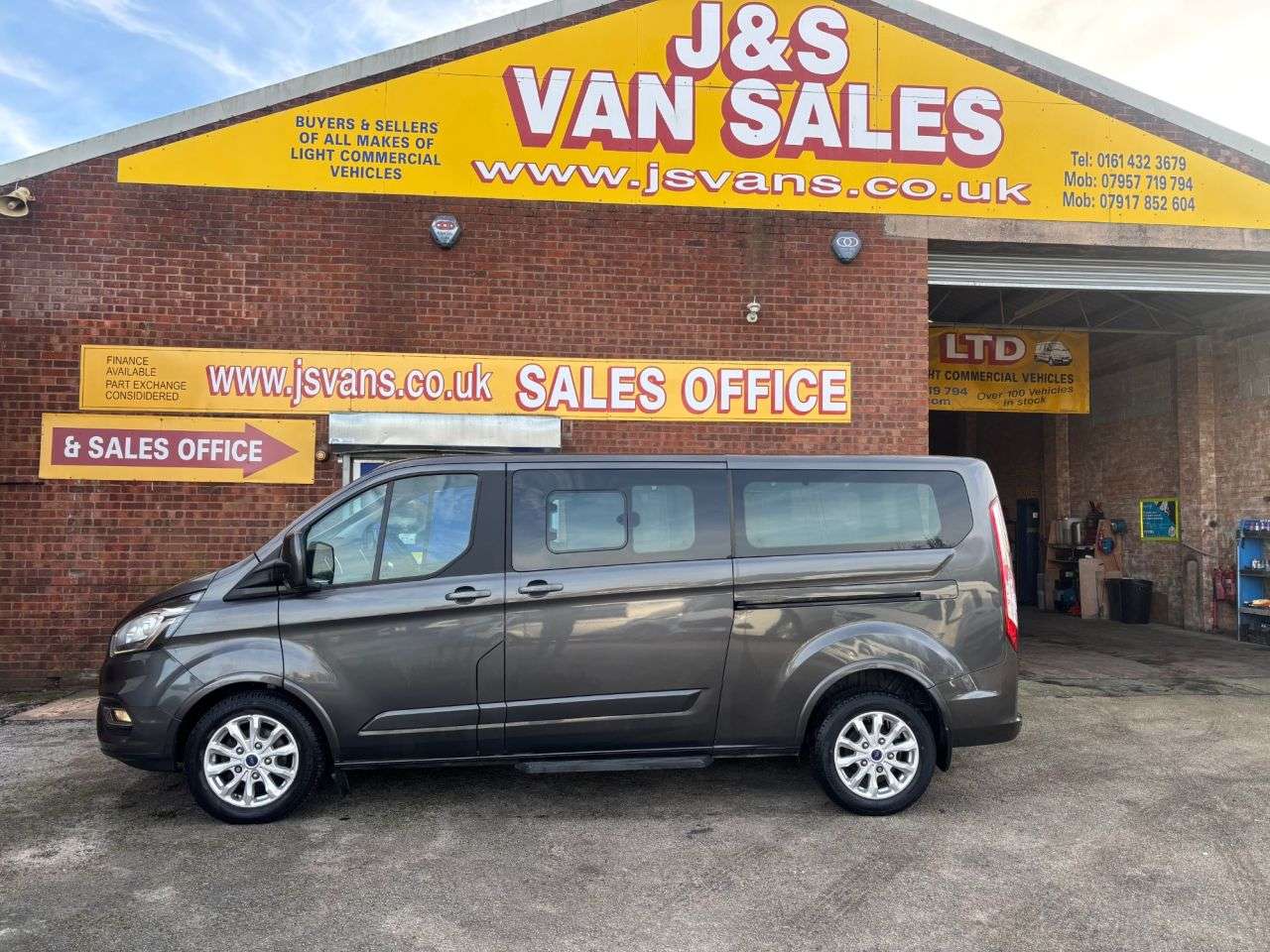 A 2022 FORD TOURNEO CUSTOM 2.0 320 EcoBlue Titanium Minibus Double Cab 5dr Diesel Auto L2 Euro 6 (s/s) A 2022 FORD TOURNEO CUSTOM 2.0 320 EcoBlue Titanium Minibus Double Cab 5dr Diesel Auto L2 Euro 6 (s/s)