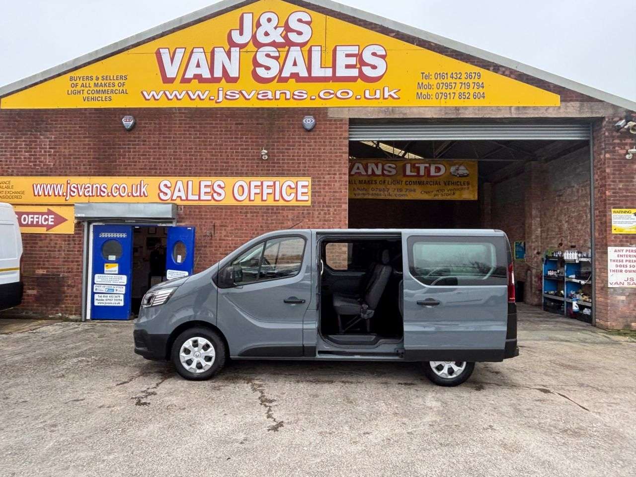 A 2024 RENAULT TRAFIC 2.0 dCi SL28 Business Minibus Double Cab 5dr Diesel Manual L1 H1 Euro 6 (s/ A 2024 RENAULT TRAFIC 2.0 dCi SL28 Business Minibus Double Cab 5dr Diesel Manual L1 H1 Euro 6 (s/