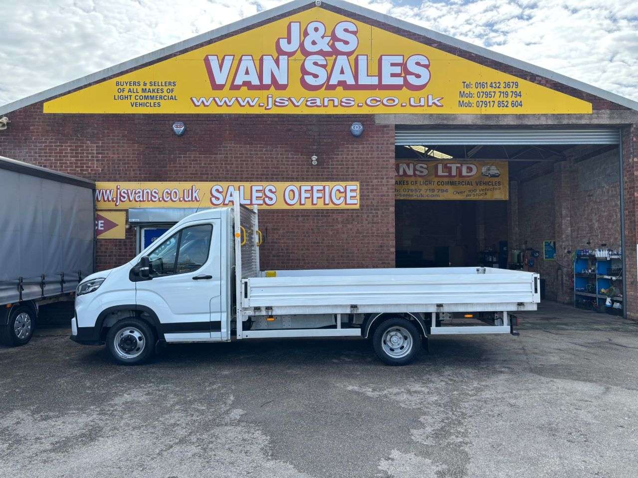 A 2024 MAXUS DELIVER 9 DROPSIDER PICKUP TRUCK TWIN WHEEL X-LWB LOW MLS A 2024 MAXUS DELIVER 9 DROPSIDER PICKUP TRUCK TWIN WHEEL X-LWB LOW MLS