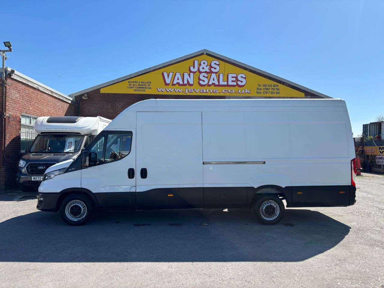 A 2020 IVECO DAILY 2.3D HPI 14V Business MAXI HI TOP LWB H3 Euro 6 (s/s) (140 ps) + A/C A 2020 IVECO DAILY 2.3D HPI 14V Business MAXI HI TOP LWB H3 Euro 6 (s/s) (140 ps) + A/C
