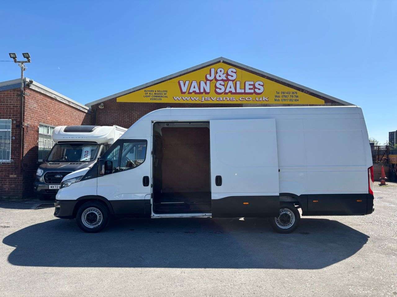A 2020 IVECO DAILY 2.3D HPI 14V Business MAXI HI TOP LWB H3 Euro 6 (s/s) (140 ps) + A/C A 2020 IVECO DAILY 2.3D HPI 14V Business MAXI HI TOP LWB H3 Euro 6 (s/s) (140 ps) + A/C
