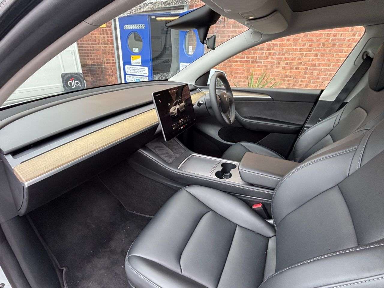 A 2023 TESLA MODEL Y SUV 5dr Electric Auto RWD (346 ps) 1 OWNER LOW MLS A 2023 TESLA MODEL Y SUV 5dr Electric Auto RWD (346 ps) 1 OWNER LOW MLS