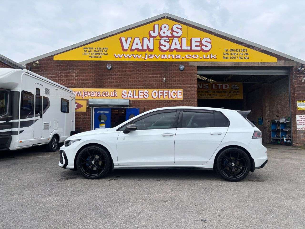 A 2025 VOLKSWAGEN GOLF 1.5 eTSI MHEV Black Edition Hatchback 5dr Petrol Hybrid DSG Euro 6 (s/s) (1 A 2025 VOLKSWAGEN GOLF 1.5 eTSI MHEV Black Edition Hatchback 5dr Petrol Hybrid DSG Euro 6 (s/s) (1