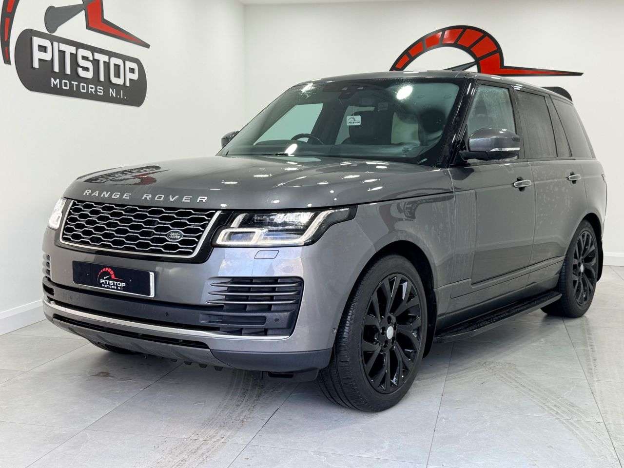 A 2018 LAND ROVER RANGE ROVER 3.0 TD V6 Vogue SE SUV 5dr Diesel Auto 4WD Euro 6 (s/s) (258 ps) A 2018 LAND ROVER RANGE ROVER 3.0 TD V6 Vogue SE SUV 5dr Diesel Auto 4WD Euro 6 (s/s) (258 ps)