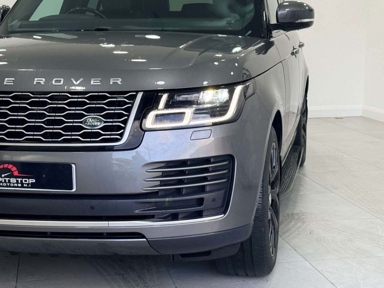 A 2018 LAND ROVER RANGE ROVER 3.0 TD V6 Vogue SE SUV 5dr Diesel Auto 4WD Euro 6 (s/s) (258 ps) A 2018 LAND ROVER RANGE ROVER 3.0 TD V6 Vogue SE SUV 5dr Diesel Auto 4WD Euro 6 (s/s) (258 ps)