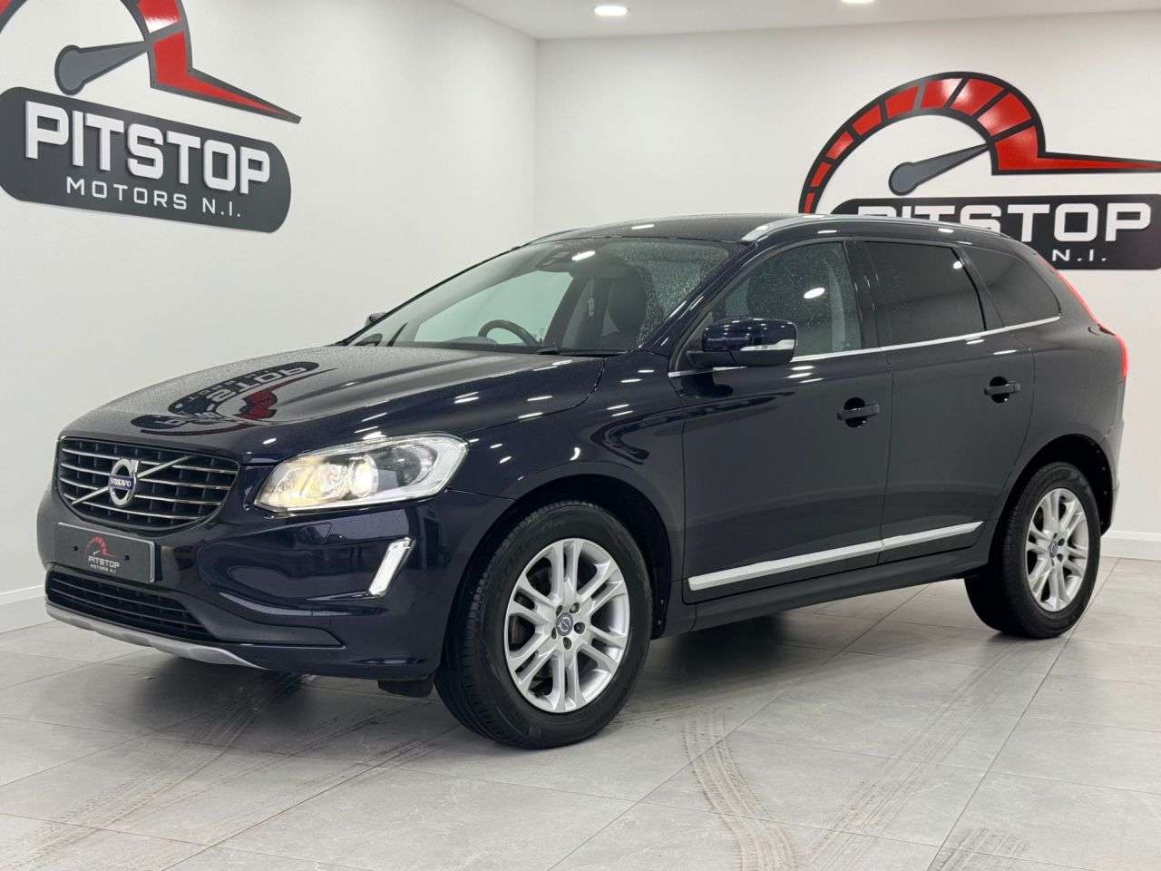 A 2016 VOLVO XC60 2.4 D5 SE Lux Nav SUV 5dr Diesel Auto AWD Euro 6 (s/s) (220 ps) A 2016 VOLVO XC60 2.4 D5 SE Lux Nav SUV 5dr Diesel Auto AWD Euro 6 (s/s) (220 ps)