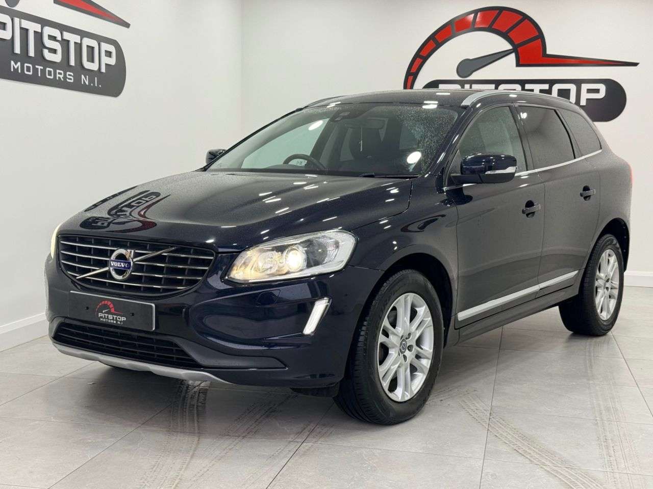 A 2016 VOLVO XC60 2.4 D5 SE Lux Nav SUV 5dr Diesel Auto AWD Euro 6 (s/s) (220 ps) A 2016 VOLVO XC60 2.4 D5 SE Lux Nav SUV 5dr Diesel Auto AWD Euro 6 (s/s) (220 ps)