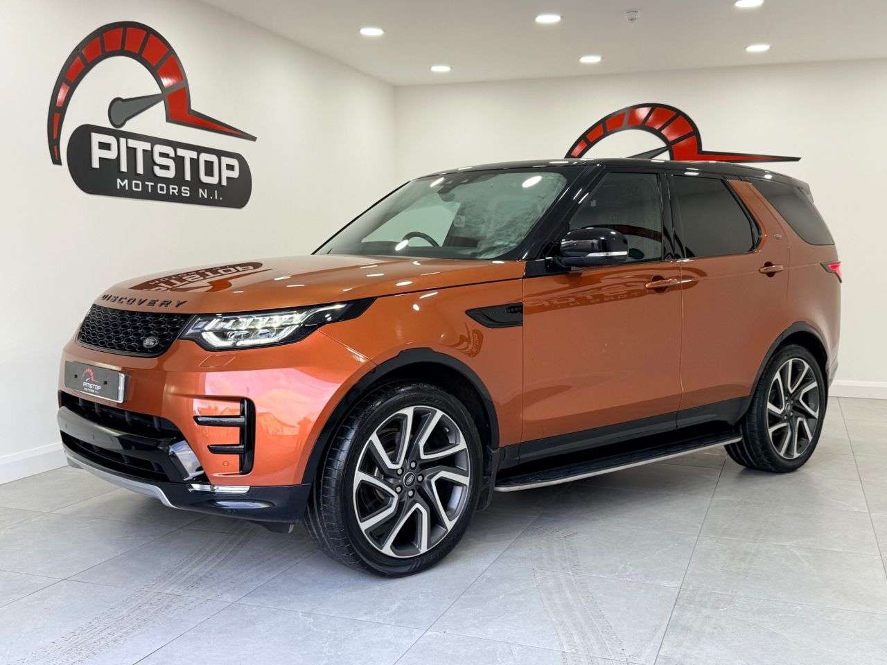 A 2017 LAND ROVER DISCOVERY 3.0 TD V6 HSE Luxury SUV 5dr Diesel Auto 4WD Euro 6 (s/s) (258 ps) A 2017 LAND ROVER DISCOVERY 3.0 TD V6 HSE Luxury SUV 5dr Diesel Auto 4WD Euro 6 (s/s) (258 ps)