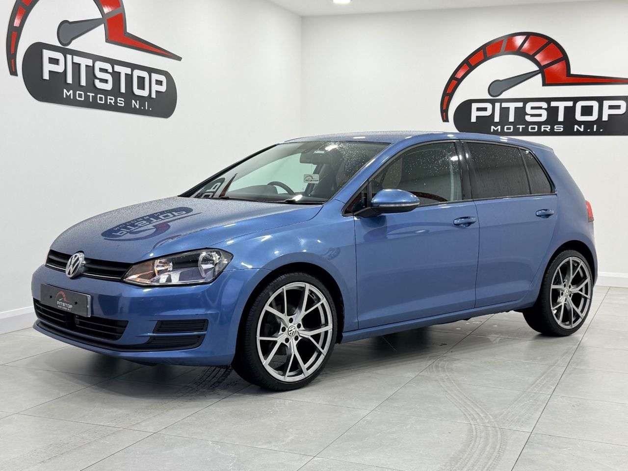 A 2017 VOLKSWAGEN GOLF 1.6 TDI BlueMotion Tech SE Hatchback 5dr Diesel Manual Euro 5 (s/s) (105 ps A 2017 VOLKSWAGEN GOLF 1.6 TDI BlueMotion Tech SE Hatchback 5dr Diesel Manual Euro 5 (s/s) (105 ps