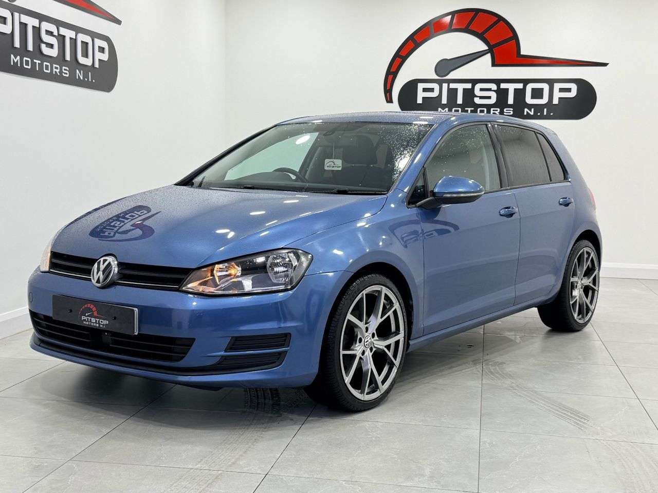 A 2017 VOLKSWAGEN GOLF 1.6 TDI BlueMotion Tech SE Hatchback 5dr Diesel Manual Euro 5 (s/s) (105 ps A 2017 VOLKSWAGEN GOLF 1.6 TDI BlueMotion Tech SE Hatchback 5dr Diesel Manual Euro 5 (s/s) (105 ps