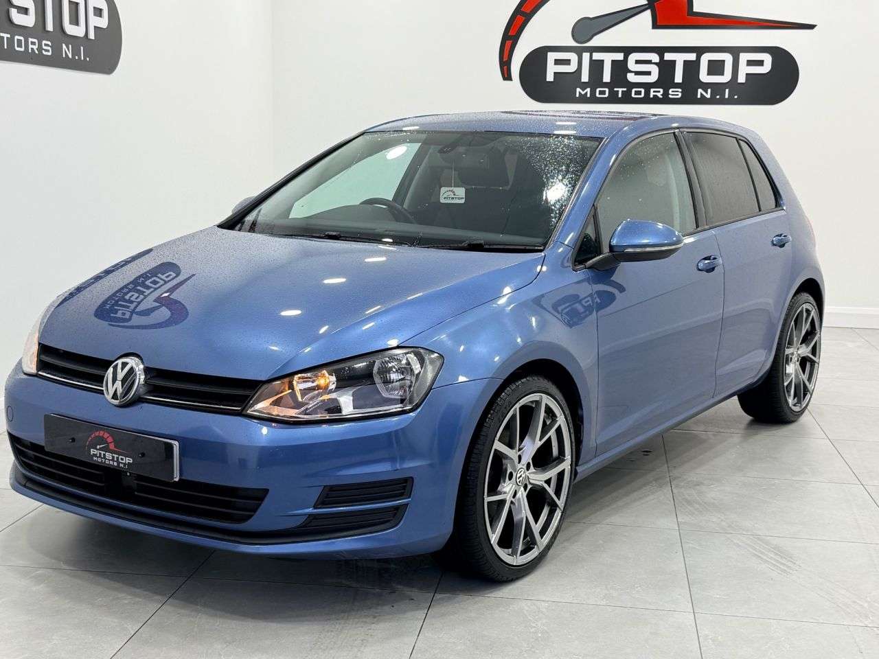 A 2017 VOLKSWAGEN GOLF 1.6 TDI BlueMotion Tech SE Hatchback 5dr Diesel Manual Euro 5 (s/s) (105 ps A 2017 VOLKSWAGEN GOLF 1.6 TDI BlueMotion Tech SE Hatchback 5dr Diesel Manual Euro 5 (s/s) (105 ps