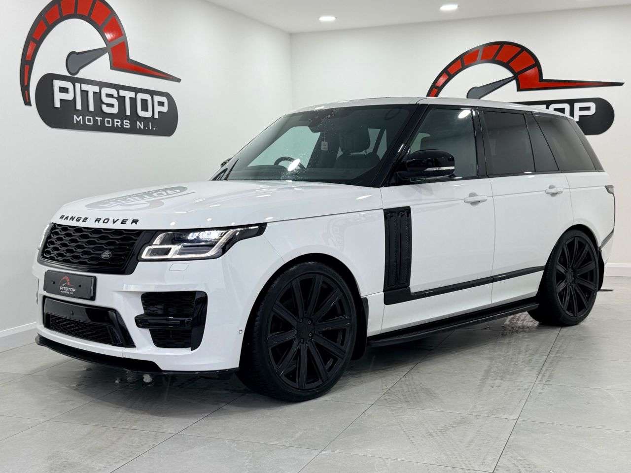 A 2019 LAND ROVER RANGE ROVER 3.0 SD V6 Vogue SUV 5dr Diesel Auto 4WD Euro 6 (s/s) (275 ps) A 2019 LAND ROVER RANGE ROVER 3.0 SD V6 Vogue SUV 5dr Diesel Auto 4WD Euro 6 (s/s) (275 ps)