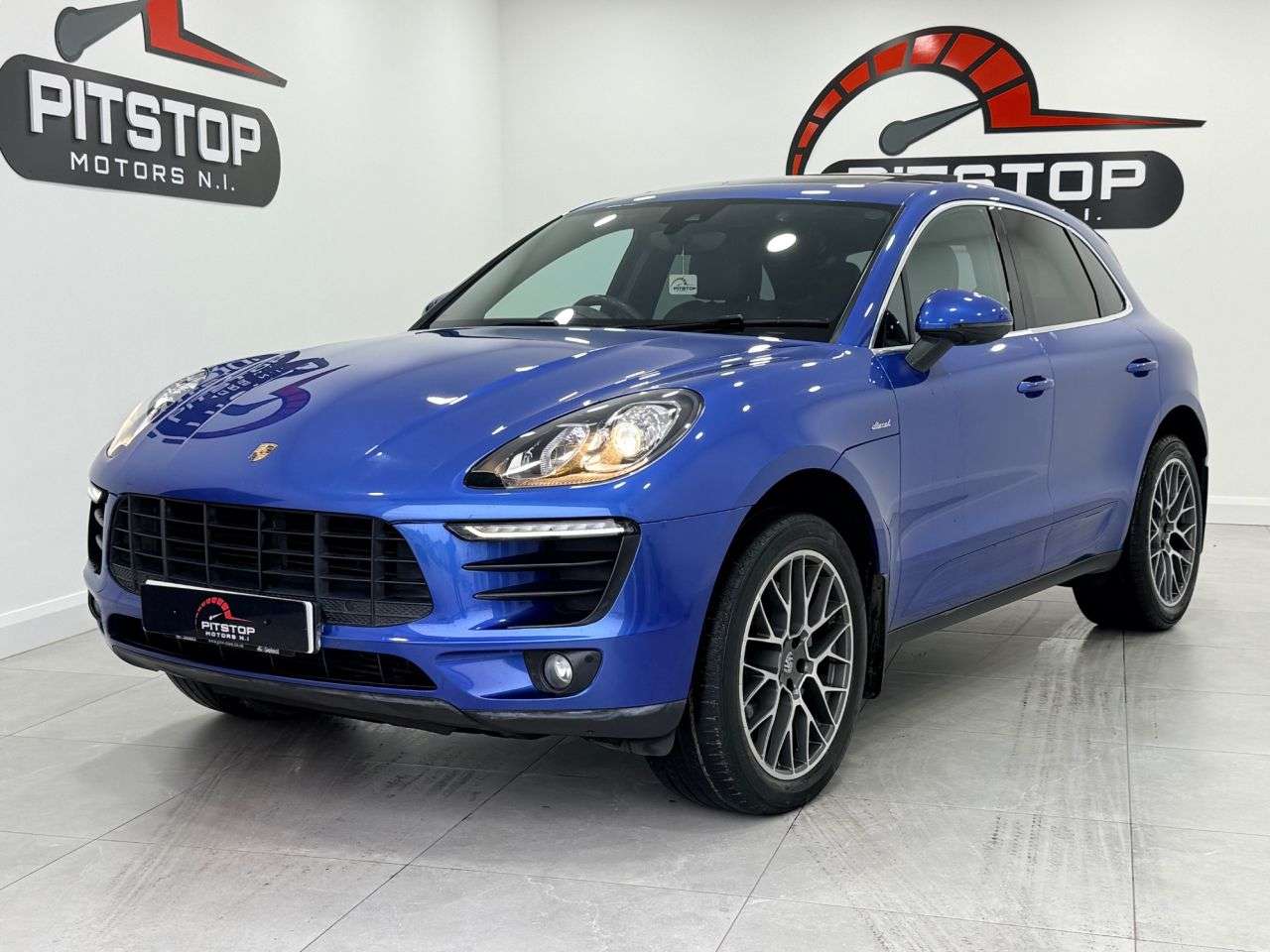 A 2015 PORSCHE MACAN 3.0 TD V6 S SUV 5dr Diesel PDK 4WD Euro 6 (s/s) (258 ps) A 2015 PORSCHE MACAN 3.0 TD V6 S SUV 5dr Diesel PDK 4WD Euro 6 (s/s) (258 ps)