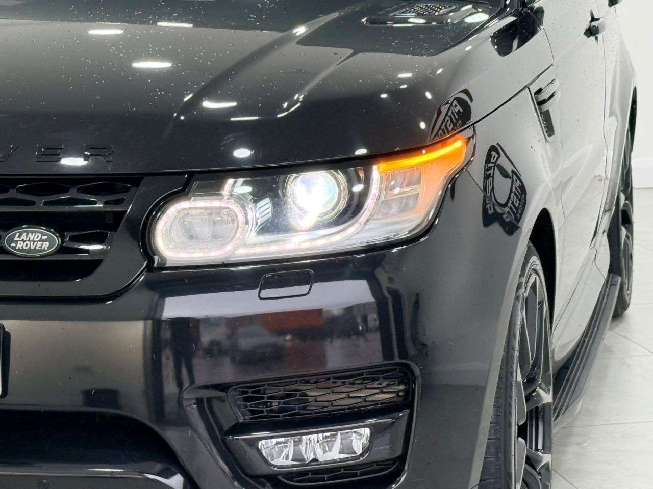 A 2017 LAND ROVER RANGE ROVER SPORT 3.0 SD V6 HSE SUV 5dr Diesel Auto 4WD Euro 6 (s/s) (306 ps) A 2017 LAND ROVER RANGE ROVER SPORT 3.0 SD V6 HSE SUV 5dr Diesel Auto 4WD Euro 6 (s/s) (306 ps)