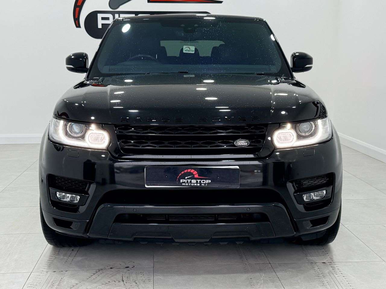 A 2017 LAND ROVER RANGE ROVER SPORT 3.0 SD V6 HSE SUV 5dr Diesel Auto 4WD Euro 6 (s/s) (306 ps) A 2017 LAND ROVER RANGE ROVER SPORT 3.0 SD V6 HSE SUV 5dr Diesel Auto 4WD Euro 6 (s/s) (306 ps)