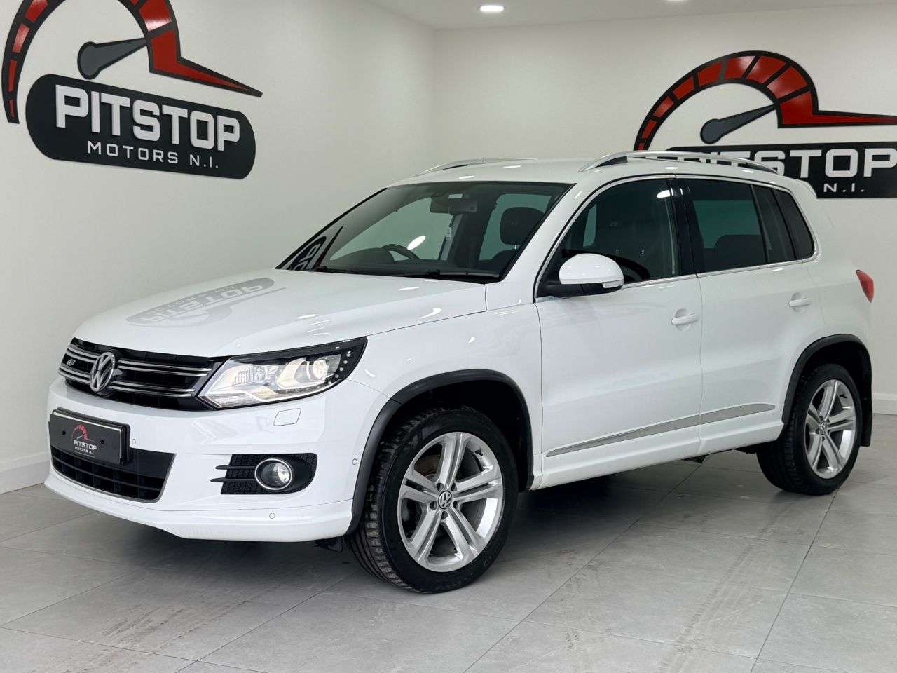 A 2016 VOLKSWAGEN TIGUAN 2.0 TDI BlueMotion Tech R-Line Edition SUV 5dr Diesel DSG 4WD Euro 6 (s/s) A 2016 VOLKSWAGEN TIGUAN 2.0 TDI BlueMotion Tech R-Line Edition SUV 5dr Diesel DSG 4WD Euro 6 (s/s)