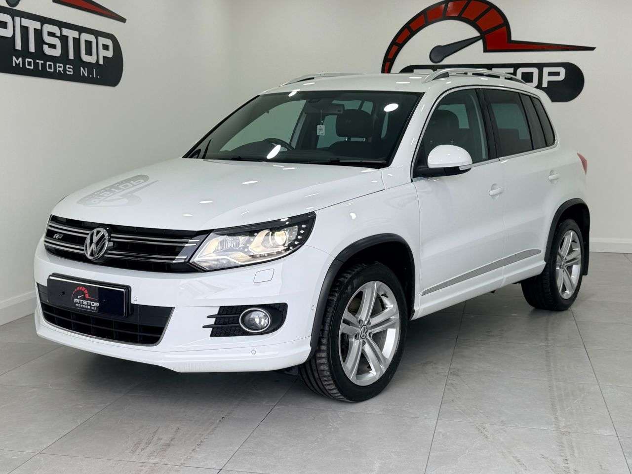A 2016 VOLKSWAGEN TIGUAN 2.0 TDI BlueMotion Tech R-Line Edition SUV 5dr Diesel DSG 4WD Euro 6 (s/s) A 2016 VOLKSWAGEN TIGUAN 2.0 TDI BlueMotion Tech R-Line Edition SUV 5dr Diesel DSG 4WD Euro 6 (s/s)
