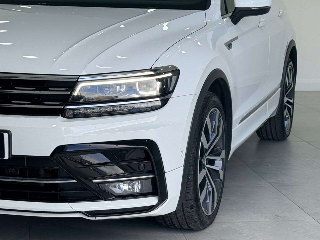 A 2020 VOLKSWAGEN TIGUAN 2.0 TDI R-Line Tech SUV 5dr Diesel DSG 4Motion Euro 6 (s/s) (150 ps) A 2020 VOLKSWAGEN TIGUAN 2.0 TDI R-Line Tech SUV 5dr Diesel DSG 4Motion Euro 6 (s/s) (150 ps)