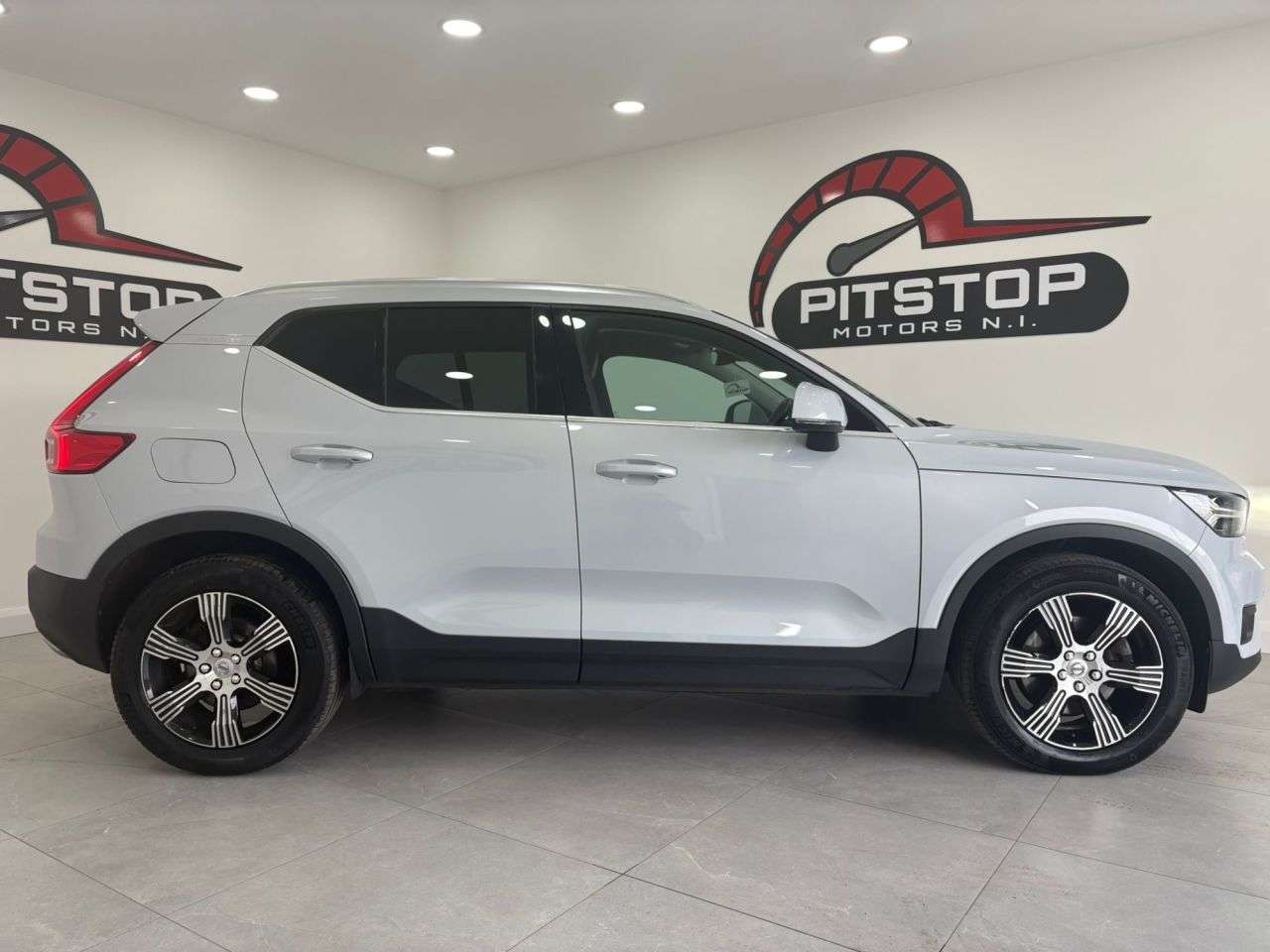 A 2019 VOLVO XC40 2.0 D3 Inscription SUV 5dr Diesel Auto AWD Euro 6 (s/s) (150 ps) A 2019 VOLVO XC40 2.0 D3 Inscription SUV 5dr Diesel Auto AWD Euro 6 (s/s) (150 ps)