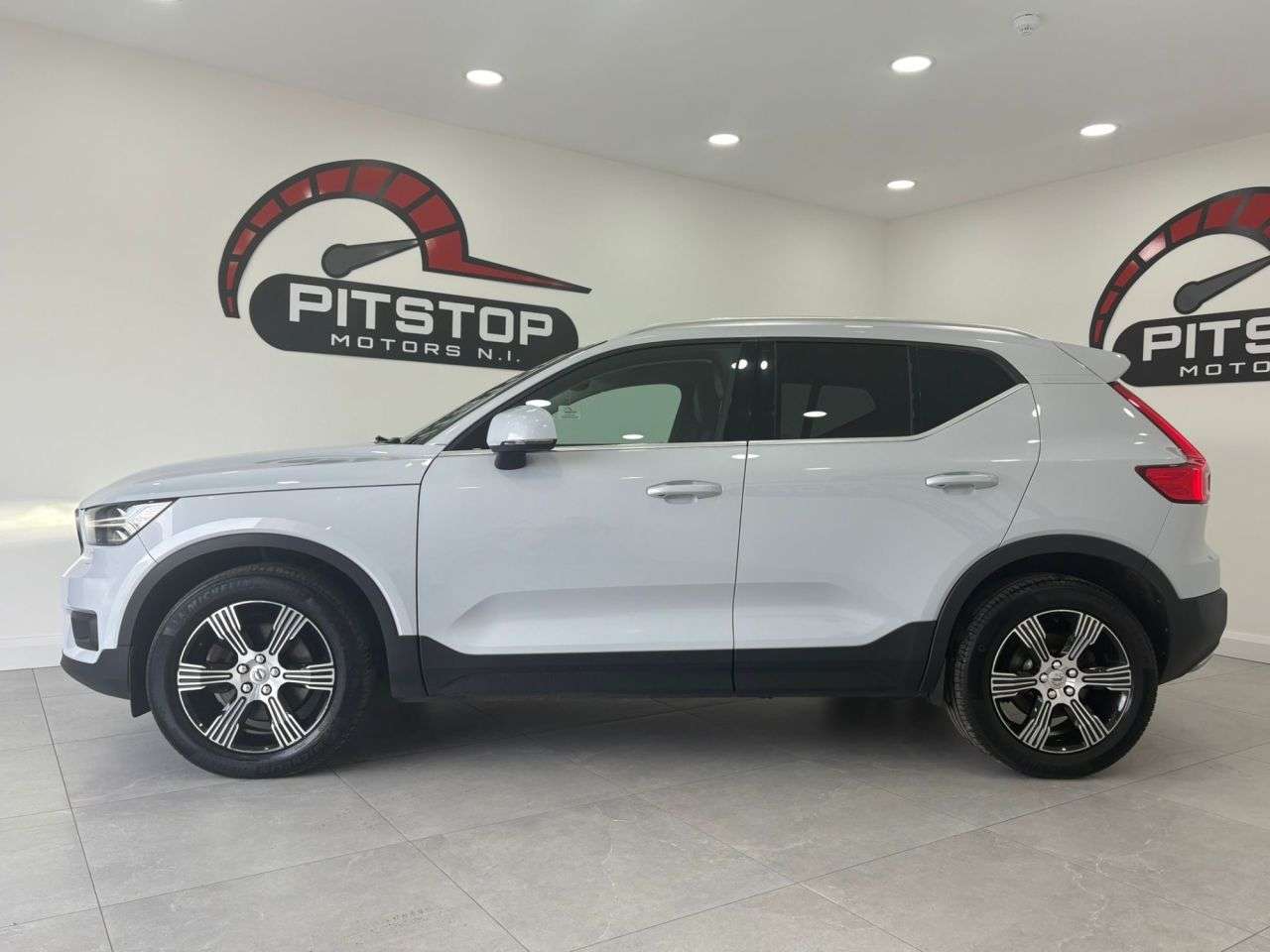 A 2019 VOLVO XC40 2.0 D3 Inscription SUV 5dr Diesel Auto AWD Euro 6 (s/s) (150 ps) A 2019 VOLVO XC40 2.0 D3 Inscription SUV 5dr Diesel Auto AWD Euro 6 (s/s) (150 ps)