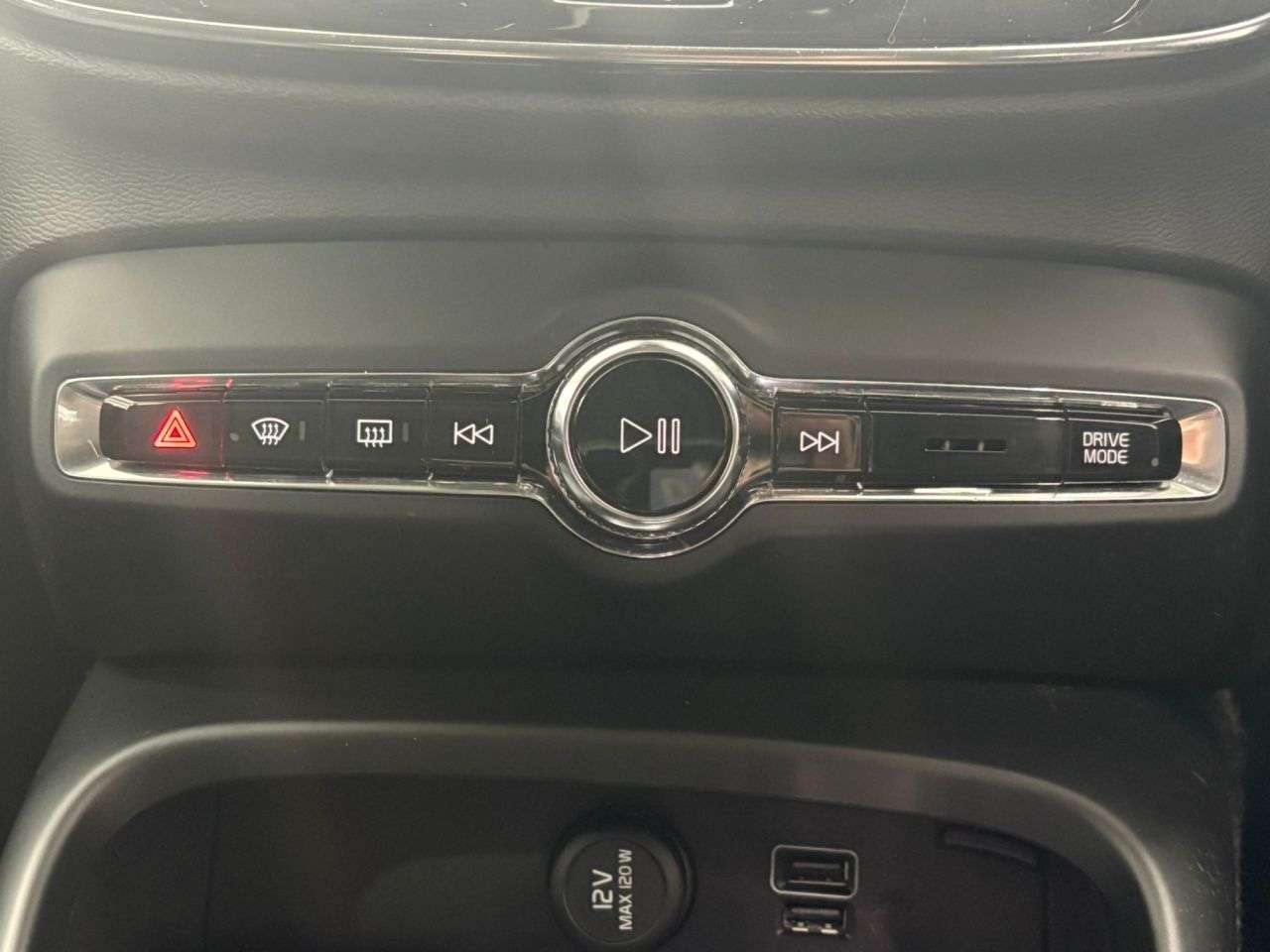 2019 VOLVO XC40 2019 VOLVO XC40